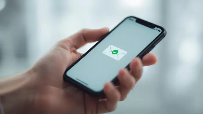 Experiencia del candidato : Primer plano de una mano sosteniendo un elegante smartphone.