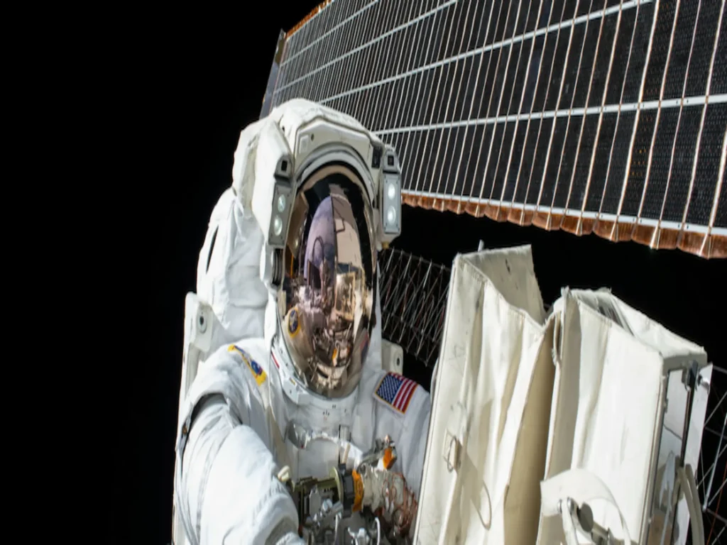 Recruiter comunicándose con candidatos durante un proceso de selección, inspirado en las lecciones de comunicación de la NASA.