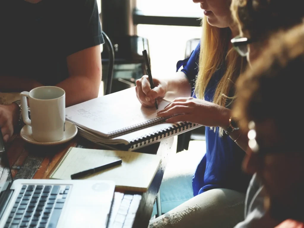 Equipo de Recursos Humanos organizando tareas y procesos para mejorar la productividad, optimizar el reclutamiento y trabajar de forma más eficiente.