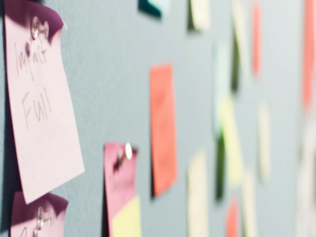 Equipo de Recursos Humanos creando una estrategia de contenidos para reclutamiento con el objetivo de atraer talento y reforzar la marca empleadora.