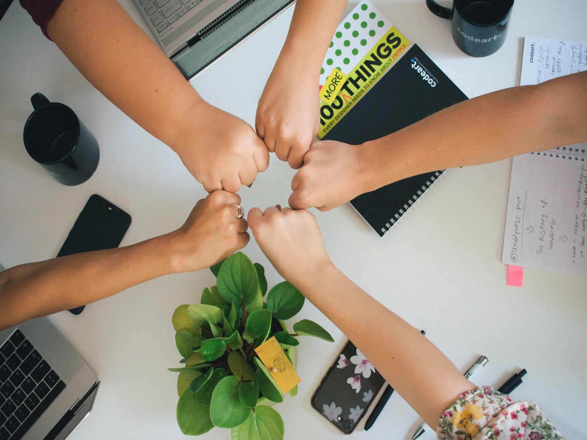 Profesionales de Recursos Humanos colaborando mediante herramientas digitales y redes sociales para optimizar el reclutamiento 2.0 y la captación de talento.