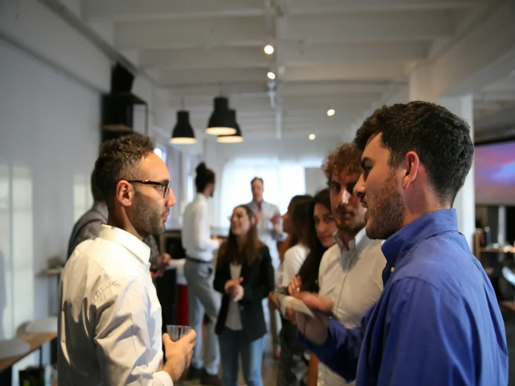 Profesionales ampliando su red de contactos mediante networking para identificar oportunidades, conectar con candidatos y fortalecer la captación de talento.