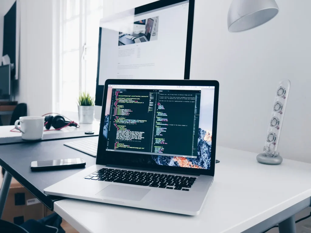 Profesionales de Recursos Humanos gestionando un servicio de outsourcing de RRHH para externalizar el reclutamiento de personal y optimizar la selección de talento.
