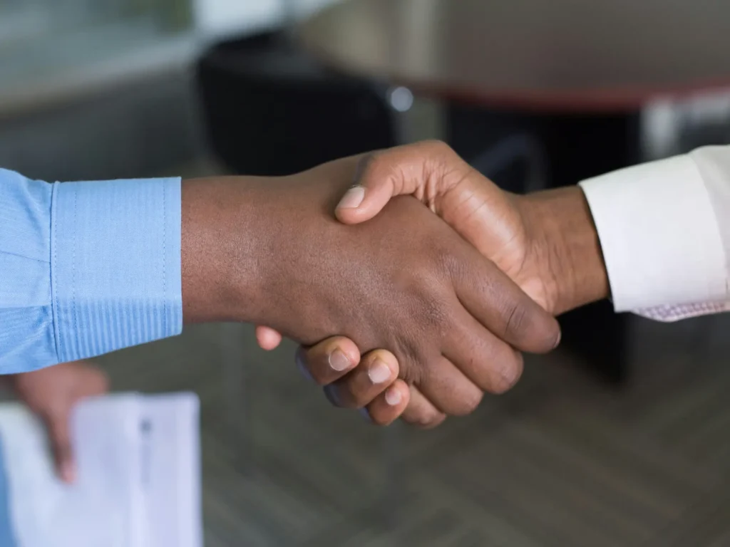 Recruiter manteniendo el contacto con candidatos descartados para fortalecer la experiencia del candidato y crear una base de talento para futuras vacantes.